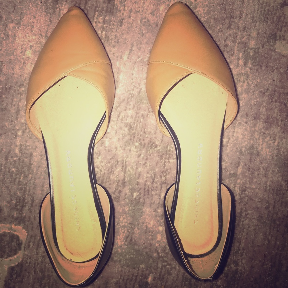 Chinese Laundry tan and black pointed flats